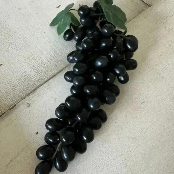 Vintage Cluster of Blackish Purple Large Bunch of Grapes - Picture 3 of 6